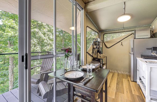Vilas Cabin | Mtn-View Deck: Scenic Glamping Getaway Near Boone!
