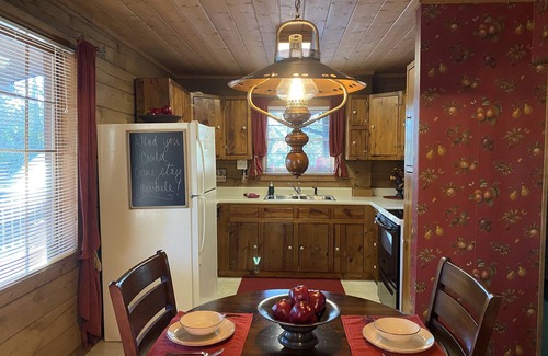 Gatlinburg - Pigeon Forge Cabin | Mtn.View from Hottub, A+ Location 2 Mi to PF.Pkwy,Not up Mtn,Private,SUPERCLEAN