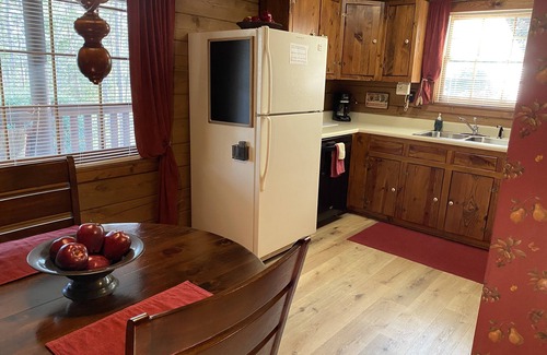 Gatlinburg - Pigeon Forge Cabin | Mtn.View from Hottub, A+ Location 2 Mi to PF.Pkwy,Not up Mtn,Private,SUPERCLEAN