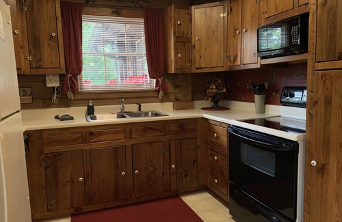 Gatlinburg - Pigeon Forge Cabin | Mtn.View from Hottub, A+ Location 2 Mi to PF.Pkwy,Not up Mtn,Private,SUPERCLEAN