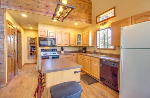 Show Low Cabin | Mtn-View Hilltop Hideaway w/Deck in Show Low