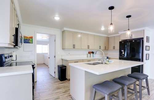 Woodlake House | Mtn-View Home w/Patio & Grill in Woodlake