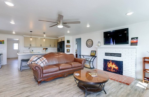 Woodlake House | Mtn-View Home w/Patio & Grill in Woodlake
