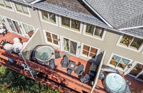 Wolf Laurel House | Mtn View I Hot Tub I Fire Pit I 5 Min to Hatley Pt
