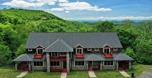 Wolf Laurel House | Mtn View I Hot Tub I Fire Pit I 5 Min to Hatley Pt
