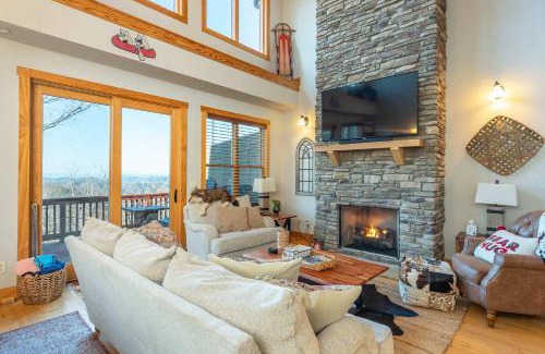 Wolf Laurel House | Mtn View I Hot Tub I Fire Pit I 5 Min to Hatley Pt