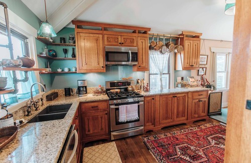 East End - Valley Street House | MTN VIEWS/1 Min to Downtown Asheville/Peaceful
