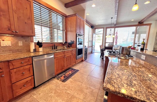 Three Peaks Ski Chalet | Mtn Views! Fire Pit, Dog Friendly, Ski, Hike, Play