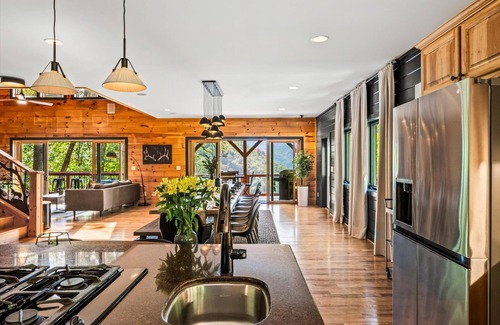Maggie Valley House | Mtn Views, HotTub, Sauna, GameRm, Theater, Slps 23, Near Skiing & Polar Express
