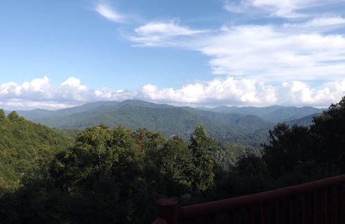 Bryson City Cabin | Mtn Views/Sexy Master Suite/Hot Tub/Wi-Fi
