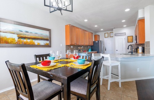 San Antonio House | MTR Comfort Home Near I-10 Extended Stays King Bed