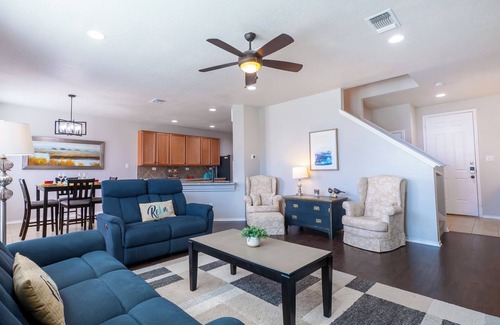San Antonio House | MTR Comfort Home Near I-10 Extended Stays King Bed