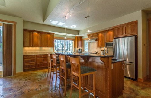 Deer Park House | MTRO9 - Gorgeous Home, theater room, 3 masters, AC, Hot Tub, Ping Pong