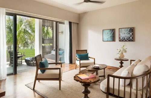 Plaine Magnien Hotel | Ultimate Getaway! Luxurious Suite with Garden View! Pool, Spa, Beachfront!