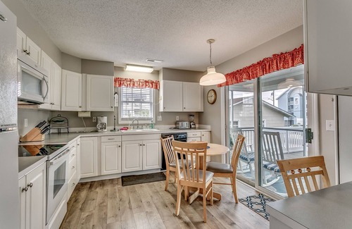 Garden City House | 'Mud Monkeys' Beach House, Family Rental/Golfer's Getaway!