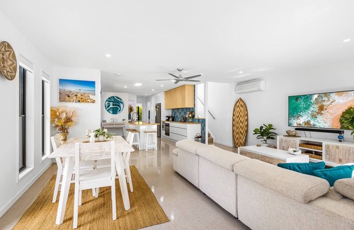 Mudjimba House | Mudjimba Blue - Stylish Pet Friendly Luxury