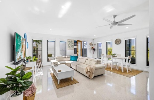 Mudjimba House | Mudjimba Blue - Stylish Paradise
