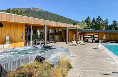 Black Butte Ranch House | Mules Ear Trail Cabin 8