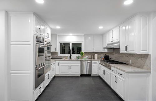 Los Angeles House | Mulholland Castle a Secluded Villa with City Views - Large yard - Gardens