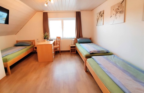 Meckenbeuren Apartment | Multi-bed room for 3 guests with 18m² in Meckenbeuren (165004)