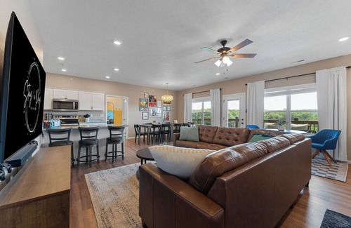 Branson West House | Multi-Family Fun & Fall in the Ozarks-Near SDC!-Dog Friendly-12 bed/10 bath