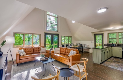 Killen House | Multi-generational retreat on Wilson Lake w/game room, firepit & pier