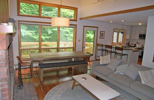 Lincoln House | Multi-level, spacious, AC/FP, wood view, deck, swim club. F1344 by LRS