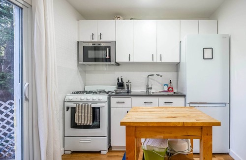 Christie Pits House | Multi-level Townhome Close to Christie Pits Park