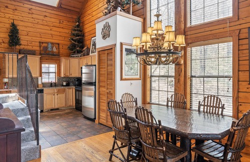 Branson Theater District Cabin | Multi-Unit Walk-in Cedar Log Cabin - Just off of Branson's 76 Country Blvd! Golf &Ticket Deals