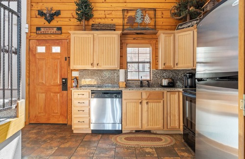 Branson Theater District Cabin | Multi-Unit Walk-in Cedar Log Cabin - Just off of Branson's 76 Country Blvd! Golf &Ticket Deals