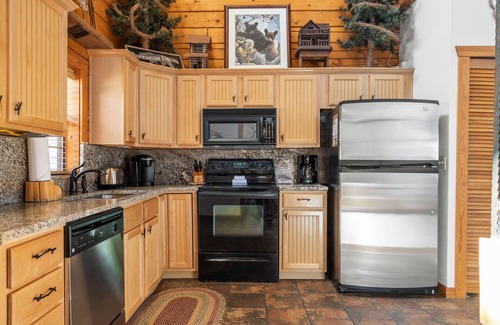 Branson Theater District Cabin | Multi-Unit Walk-in Cedar Log Cabin - Just off of Branson's 76 Country Blvd! Golf &Ticket Deals