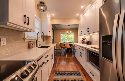 Seattle House | Multigenerational families, work groups, friends, gather a block from Greenlake!