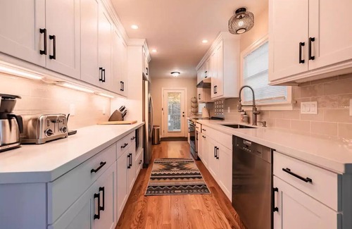 Seattle House | Multigenerational families, work groups, friends, gather a block from Greenlake!