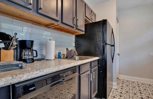 Mechanicsville Apartment | Multiplex Unit with Bathtub & Free Parking