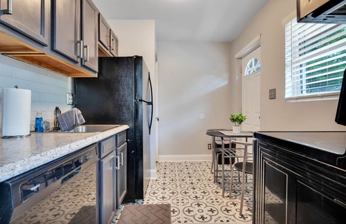 Mechanicsville Apartment | Multiplex Unit with Bathtub & Free Parking