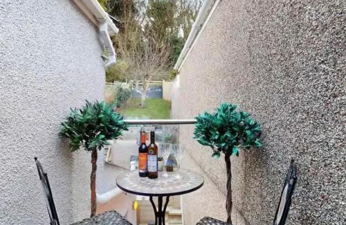 Mumbles Apartment | Mumbles Cottage & Stunning Ocean Views - Sleeps 4