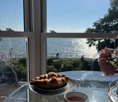 Mumbles Apartment | Mumbles Cottage & Stunning Ocean Views - Sleeps 4