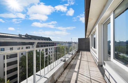 Ludwigsvorstadt-Kliniken Apartment | Munich Gem - 2 Bedroom Alpine View Tranquility