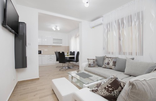 Muo Apartment | Muo Sea Front Apartments Kotor