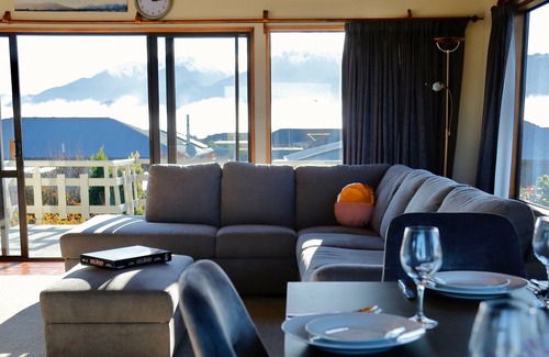 Te Anau Cottage | MURCHISON MOUNT VIEW - TE ANAU HOLIDAY HOME, with a garden in Te Anau