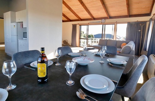 Te Anau Cottage | MURCHISON MOUNT VIEW - TE ANAU HOLIDAY HOME, with a garden in Te Anau