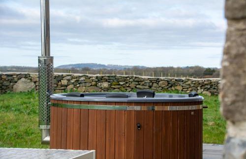 Llanddaniel Fab House | Murmur y Coed