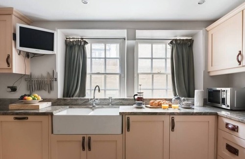Bath House | Murphy's House Central Townhouse W/courtyard