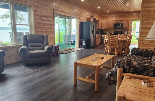 Briggsville House | Murphys Lakefront Jacuzzi Retreat 9 Miles-WI DELLS