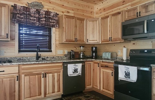 Briggsville House | Murphys Lakefront Jacuzzi Retreat 9 Miles-WI DELLS