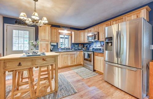 Almo House | Murray Cabin with Hot Tub Walk to Kentucky Lake!