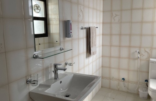 Qurm Apartment | Muscat's insider tip: Just a 7-minute walk from the beach