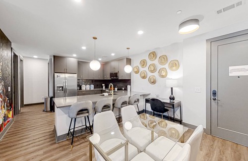 Rolling Mill Hill Condo | Muse | Modern condo in great downtown location with balcony & rooftop lounge