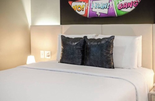 Gay Village Hotel | Muse Queen – Heart of Montreal