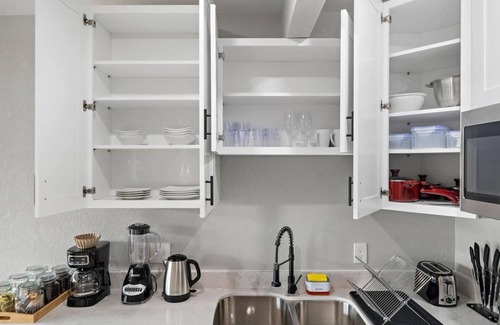 MacGregor Apartment | Museums Med Center Flat | Games WiFi Fire Pit BBQ